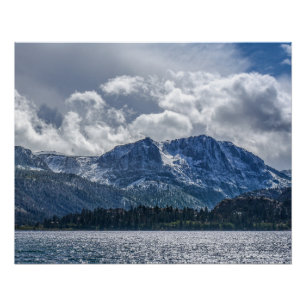 June Lake en Carson Peak met naderende storm Perfect Poster