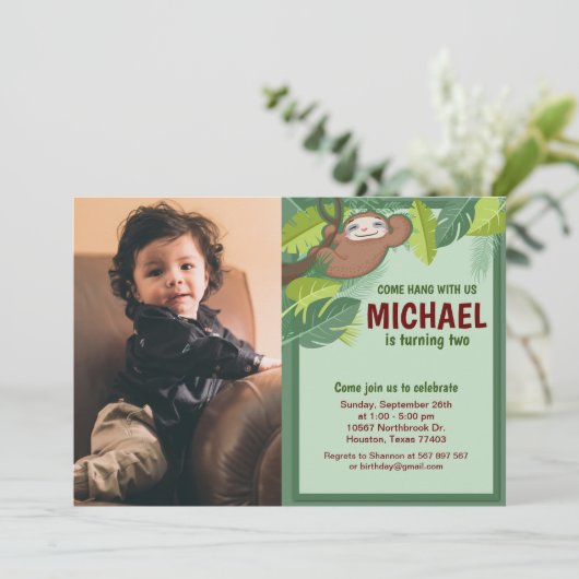 Jungle Sloth Anniversaire Photo Invitation (Debout devant)
