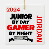 Junior speelt graag videogames keramisch ornament (Achterkant)