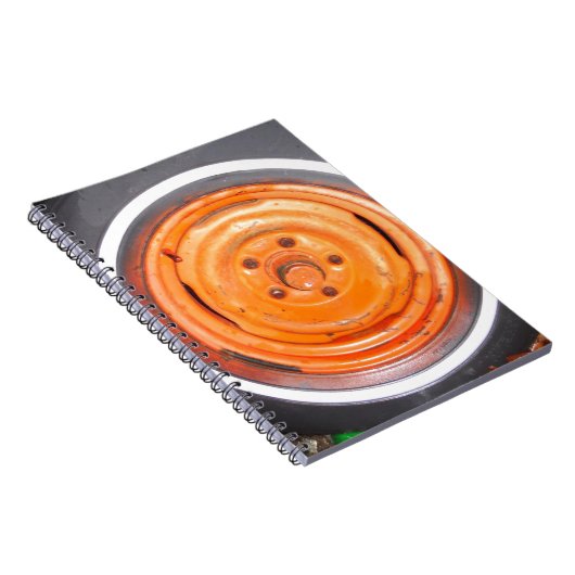 Junk Yard Wheel, oranje zwart-wit Notitieboek (Rechterzijde)