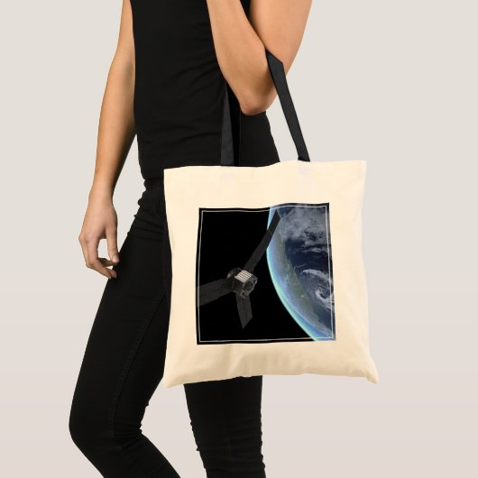 Juno ruimtevaartuig tijdens zijn Earth Flyby Tote Bag (Voorkant (product))