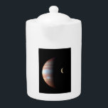 Jupiter Géant Gaz Planète & Io Galilée Lune<br><div class="desc">Cette image captivante, un composite de données de vaisseaux spatiaux, présente les paysages contrastés de Jupiter et de sa lune volcanique Io. Capturée par New Horizons lors de son vol de 2007, la planète gazeuse géante Jupiter domine la scène. Son atmosphère tourbillonnante est rendue dans une palette infrarouge fascinante, soulignant...</div>