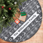 Jupon De Sapin En Molleton Moderne Nordic Knit Ugly Sweater Chalkboard<br><div class="desc">Célébrez la saison des Fêtes dans le "style" avec ce style moderne, nordique, laide tricot motif, nom personnalisé Jupe de Noël! Les mignons arbres capricieux, les rennes et les ornements blancs recouvrent un arrière - plan de tableau noir. Personnalisez avec votre nom ou votre salutation personnalisée. 44" de diamètre, conçu...</div>