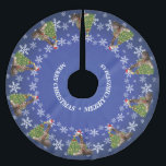 Jupon De Sapin En Polyester Brossé Adorable Giraffes de Noël Whimsical sur Bleu<br><div class="desc">C'est mignon,  ça ? Des girafes adorables devant un sapin de Noël décoré - portant un chapeau de Père Noël et une jolie couronne autour du cou - Cette adorable girafe semble placer l'Étoile sur le dessus du sapin de Noël. Entouré de flocons de neige amusants Absolument TROP mignon</div>