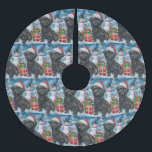 Jupon De Sapin En Polyester Brossé Affenpinscher Winter Wonderland Christmas Joie<br><div class="desc">Ce design festif reflète l'esprit joyeux de la période des fêtes, avec un adorable petit portant un chapeau de Père Noël. Le chien est niché dans un pays des merveilles hivernales, avec un bonhomme de neige, un sapin de Noël décoré et des cadeaux joliment emballés. Les flocons de neige tombent...</div>