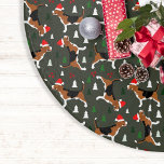 Jupon De Sapin En Polyester Brossé Beagle Santa Hat Arbre de Noël Motif<br><div class="desc">Ce motif mignon met en vedette nos Beagles portant des chapeaux de Noël avec des pins verts et blancs et des baies sèches sur un arrière - plan vert foncé. Un grand motif pour toute personne qui aime les chiens Beagles.</div>