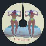 Jupon De Sapin En Polyester Brossé Bikini Booty Beach Girl Thunder_Cove<br><div class="desc">Curvaceous Bikini Booty Beach Girl portant grand casquette à customiser,  personnalisez en changeant de nom</div>
