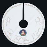 Jupon De Sapin En Polyester Brossé Blanc Or Père Noël Classic Vintage Noël<br><div class="desc">Salon traditionnel de Noël vintage avec typographie or tendance et Père Noël dans un cadre circulaire en bleu sur arrière - plan blanc. Personnalisez-le en changeant les noms des membres de la famille et le nom de famille en conservant le même espace entre les noms.</div>