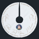 Jupon De Sapin En Polyester Brossé Blanc Or Père Noël Classic Vintage Noël<br><div class="desc">Salon traditionnel de Noël vintage avec typographie or tendance et Père Noël dans un cadre circulaire en bleu sur arrière - plan blanc. Personnalisez-le en changeant les noms des membres de la famille et le nom de famille en conservant le même espace entre les noms.</div>