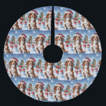 Jupon De Sapin En Polyester Brossé Brittany Spaniel Dog Winter Wonderland Noël<br><div class="desc">Ce design festif reflète l'esprit joyeux de la période des fêtes, avec un adorable petit portant un chapeau de Père Noël. Le chien est niché dans un pays des merveilles hivernales, avec un bonhomme de neige, un sapin de Noël décoré et des cadeaux joliment emballés. Les flocons de neige tombent...</div>