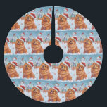 Jupon De Sapin En Polyester Brossé Chow Chow Winter Wonderland Noël Joie<br><div class="desc">Ce design festif reflète l'esprit joyeux de la période des fêtes, avec un adorable petit portant un chapeau de Père Noël. Le chien est niché dans un pays des merveilles hivernales, avec un bonhomme de neige, un sapin de Noël décoré et des cadeaux joliment emballés. Les flocons de neige tombent...</div>