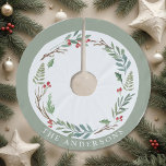 Jupon De Sapin En Polyester Brossé Christmas Winter Berries Wreath Nom de famille per<br><div class="desc">Jupe de Noël personnalisée avec nom de famille personnalisé,  entourée d'une élégante chemise de Noël aquarelle avec verdure d'hiver et baies rouges.</div>