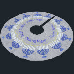 Jupon De Sapin En Polyester Brossé Hanoukka Dark Blue Menorah Fun Chrismukkah<br><div class="desc">Cette élégante jupe d'arbre de Chanukkah bleu, argent et blanc a été faite pour les familles mixtes et ceux qui ont mis en place un "Hanoukka Bush". Les Menorahs bleu marine entourent l'arrière - plan couleur argent faux avec votre texte personnalisé. Les couleurs traditionnelles du Festival des Lumières font de...</div>