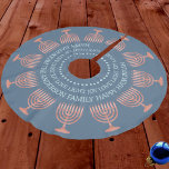 Jupon De Sapin En Polyester Brossé Hanoukka Rustic Menorah Cute Blue Chrismukkah<br><div class="desc">Créez la jupe d'arbre Hanoukka personnalisée parfaite avec votre texte personnalisé et une série de menorahs rustiques en faux bois rouge qui entourent la bordure de cette jupe bleue riche. Que vous ayez un Hanoukka bush branché ou que vous souhaitiez ajouter une touche de Chanoukah à la décoration de Noël,...</div>