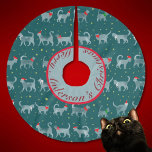 Jupon De Sapin En Polyester Brossé Mignonne Turquoise Chat Silhouettes en Noël Person<br><div class="desc">Une parade de silhouettes turquoises de chats aquarelles serrent dans des rangs opposés sur un arrière - plan turquoise foncé parsemé d'étoiles. Les couleurs ont une atmosphère de Noël vintage tandis que les formes du chat, avec des arcs verts et blancs et des chapeaux santa, sont modernes. Choisissez cette jupe...</div>