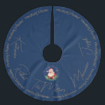 Jupon De Sapin En Polyester Brossé Red Green Blue Père Noël traditionnel Noël<br><div class="desc">Salon traditionnel de Noël vintage avec typographie branchée et Père Noël dans un cadre circulaire sur un arrière - plan bleu. Personnalisez-le en changeant les noms des membres de la famille et le nom de famille en conservant le même espace entre les noms.</div>