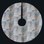 Jupon De Sapin En Polyester Brossé Snowman & sapin de Noël<br><div class="desc">Le mignon bonhomme de neige de Noël est si fier de lui. Il a travaillé dur et a fini de décorer son sapin de Noël avec des moules brillantes et des boules de verre colorées et placé une étoile jaune brillante sur le dessus. Il y a même quelques premiers cadeaux...</div>