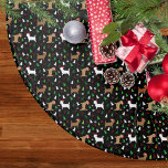 Jupon De Sapin En Polyester Brossé Terriers du Caire de Noël en Noir de chapeau de Sa<br><div class="desc">Ce mignon motif présente nos Cairn Terriers portant des chapeaux de Père Noël avec des pins verts et blancs et des baies sèches sur un arrière - plan noir.</div>