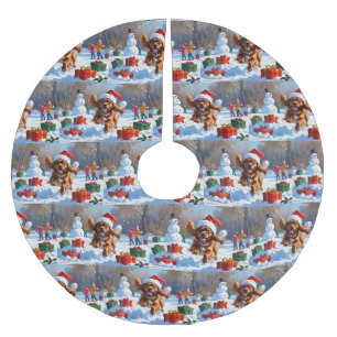 Jupon De Sapin En Polyester Brossé Tibetan Spaniel courant dans la neige avec un chap