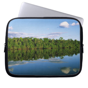Juruena, Brazilië. Beboste oever weerspiegeld Laptop Sleeve