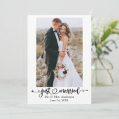 Just Married Calligraphy Heart Photo Wedding Aankondiging (Staand voorkant)