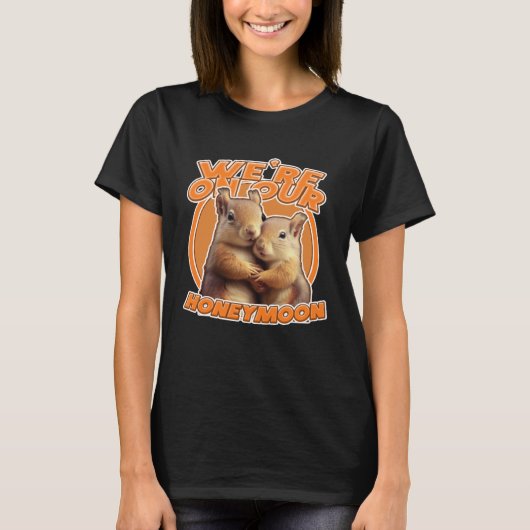 Just Married Cute Squirrel We're on Our Honeymoon T-shirt (Voorkant)