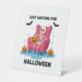 Just Waiting for Halloween Skeleton Reclamebord Met Voetstuk (Voorkant)