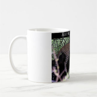 Juste accroché autour d'une tasse avec un léopard 