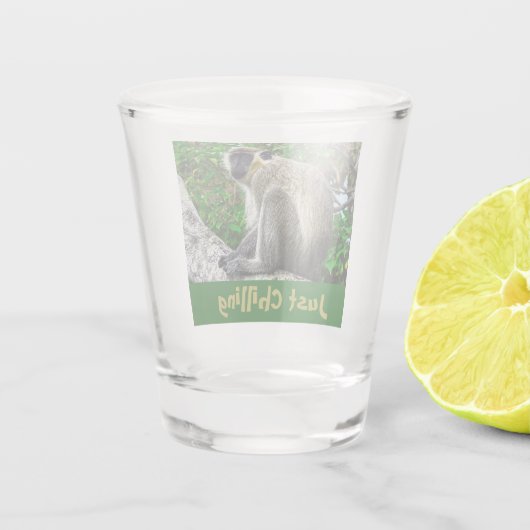 Juste Chilling Vert Singe Imprimer Shot Verre (Dos)
