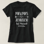 Juste M. et Mme mariés T-shirts pour nouvellement<br><div class="desc">Juste M. et Mme mariés T-shirts pour nouvellement l'épouse. Idée de cadeau de jour du mariage d'amusement pour des nouveaux mariés et des jeunes-mariés. Habillement de Personalizable avec le nom de famille des jeunes mariés plus la date du mariage. La belle main a marqué avec des lettres la typographie pour...</div>
