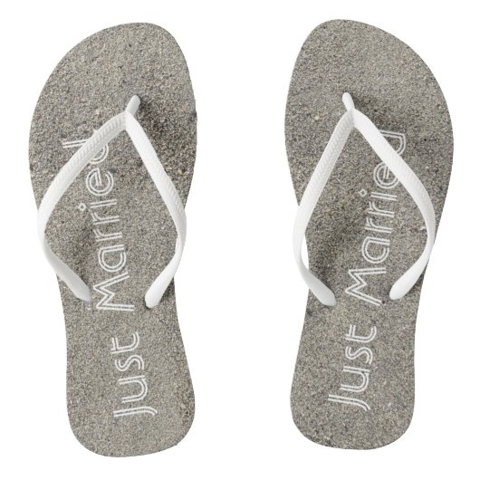 Juste marié écrit dans les tongs de sable de plage (Semelle)