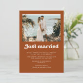 Juste marié Stylish rétro Burnt Orange carte photo (Debout devant)