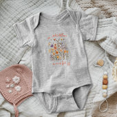 Juste une petite barboteuse de bébé fille aux fleu