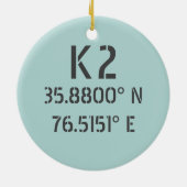 K2 Latitude en lengte Keramisch Ornament (Achterkant)
