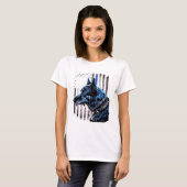 K9 Duitse politie van Shepherd doet dug in blauwe T-shirt (Voorkant volledig)