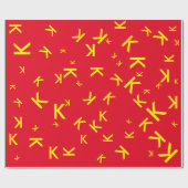 K aangepaste letter - gele naam-initiaal op rood cadeaupapier (Vlak)