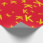K aangepaste letter - gele naam-initiaal op rood cadeaupapier (Hoek)
