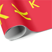 K aangepaste letter - gele naam-initiaal op rood cadeaupapier (Rol Hoek)