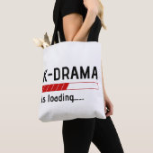 K-drama est en cours de chargement... - Sac fourre (De près)