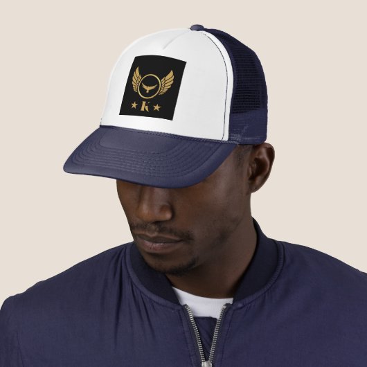 K Initiaal met Gold Eagle Afbeelding Stijlvol Mono Trucker Pet (In situ)