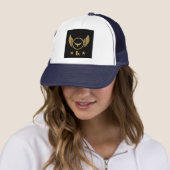 K Initiaal met Gold Eagle Afbeelding Stijlvol Mono Trucker Pet (In situ)
