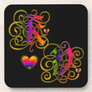 K Loves V sur Dessous de verre noir avec Coeurs