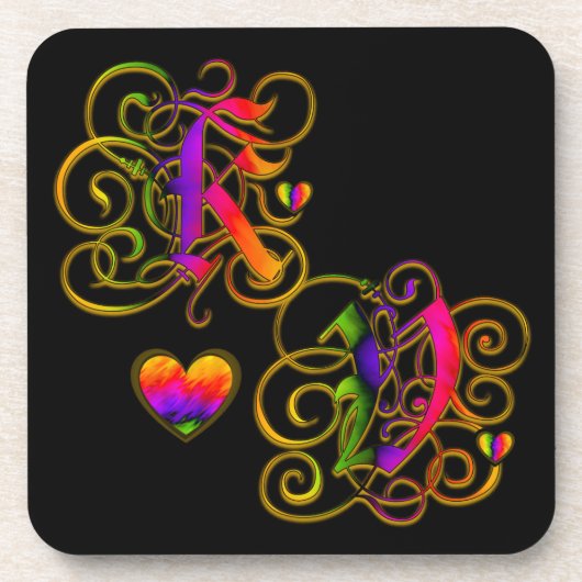 K Loves V sur Dessous de verre noir avec Coeurs (Devant)