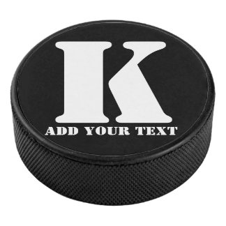 K Monogram Classic Trendy Aangepaste Trouwsjabloon Hockey Puck