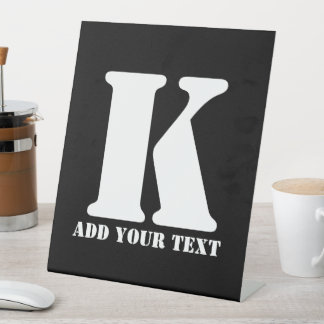 K Monogram Classic Trendy Aangepaste Trouwsjabloon Reclamebord Met Voetstuk