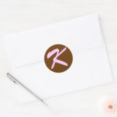 K MONOGRAM INITIAAL BRUIN ROZE RONDE STICKER (Envelop)