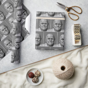 Kaal oud man op grijs cadeaupapier
