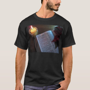 Kaars, Bijbel en Poinsetta T-shirt