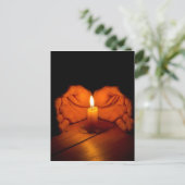 Kaars, handen, vlam, hout. briefkaart (Staand voorkant)