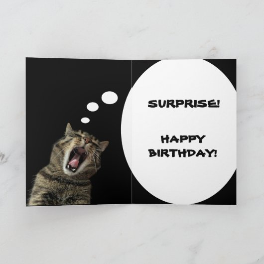 Kaart met kat die "VERRASSING! GEFELICITEERD MET J (Binnen)